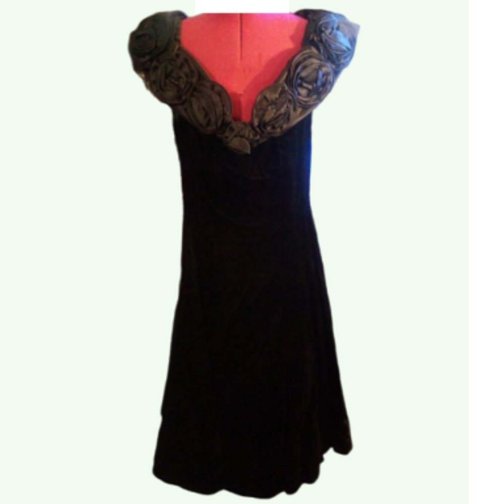 Women's Betsy Adam Black Velvet Dress          Size 5/6